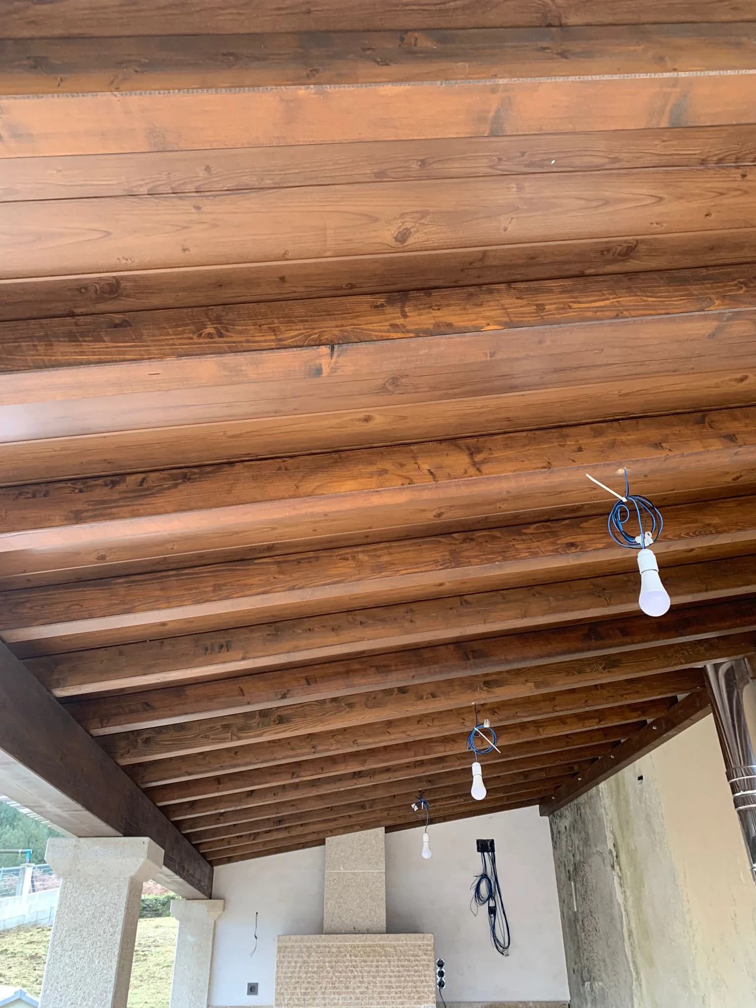 Cubierta metálica de porche con madera - Estructuras, rehabilitación de fachadas y tejados