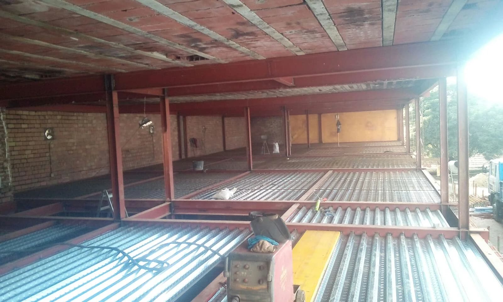Estructura metálica interior de forjado 03 - Portales y cerramientos