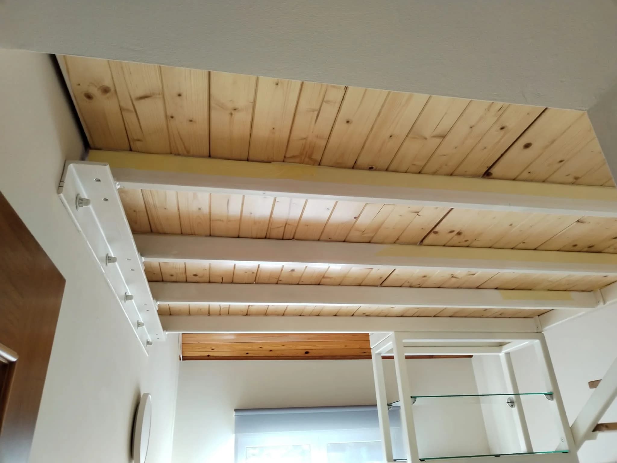 Estructura metálica interior con madera - Piezas a medida