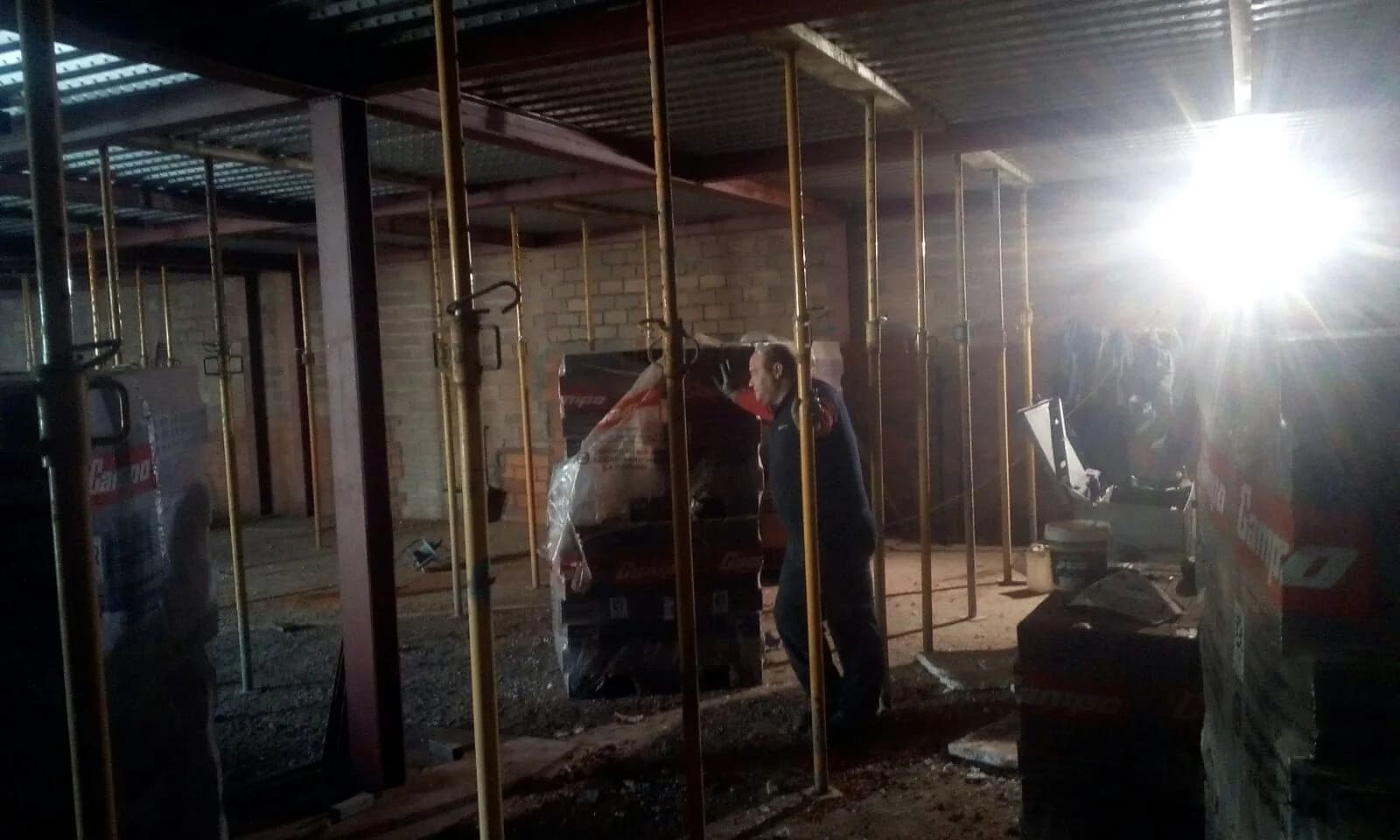 Estructura metálica interior en montaje - Soldadura