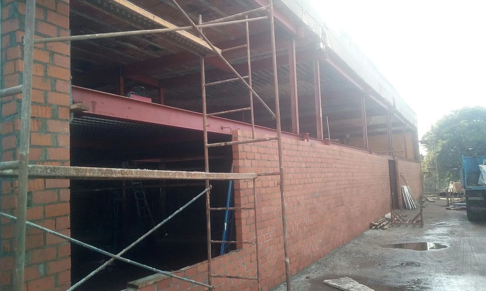 Estructura metálica interior en obra - Portales y cerramientos