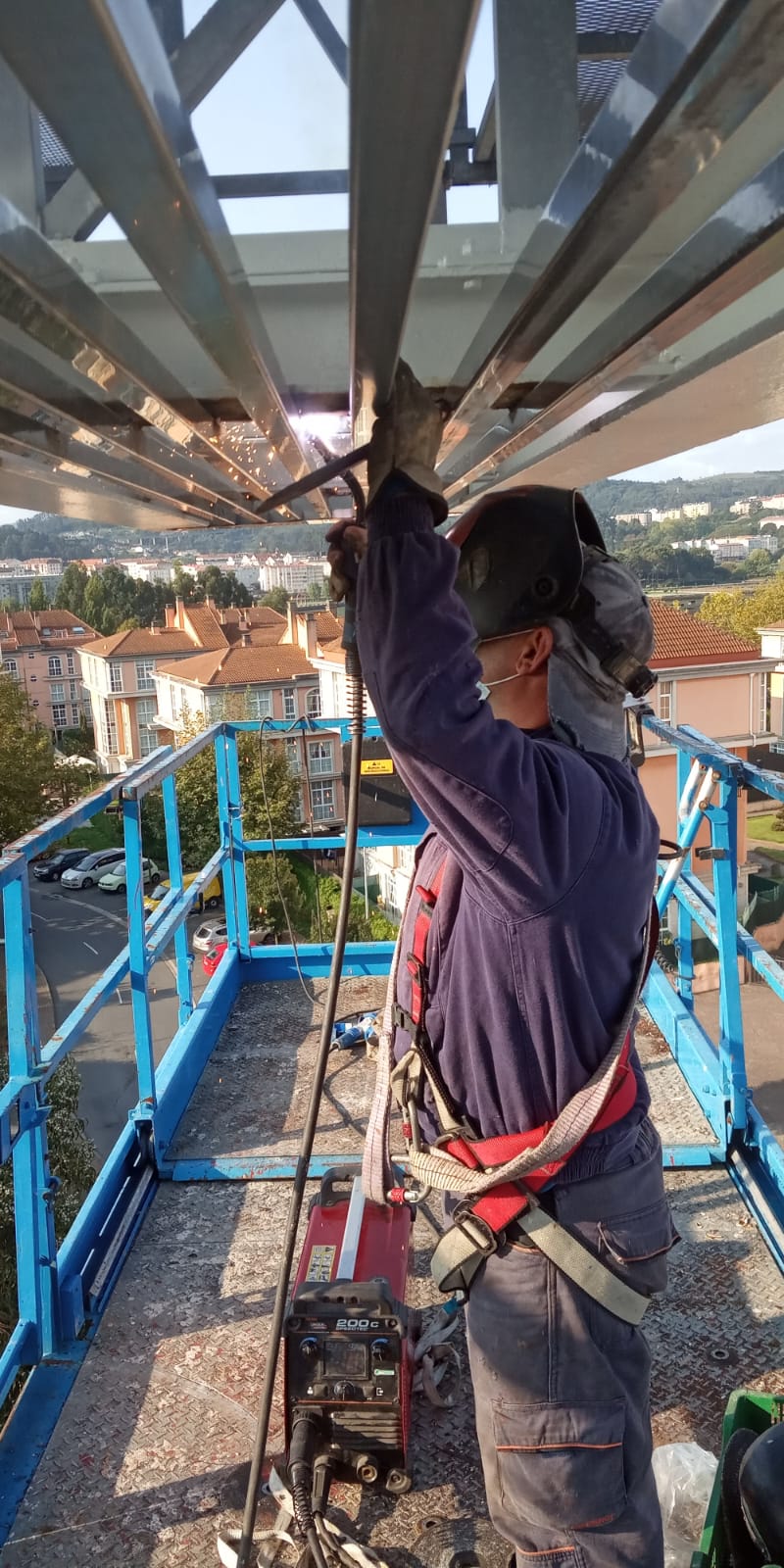 Estructura metálica para rótulo comercial 01 - Soldadura
